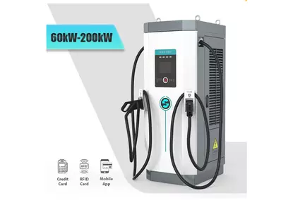 带有CCS2连接器的电动汽车快速充电站