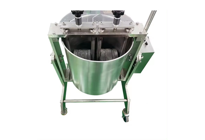 研磨可可豆的工业机器 研磨可可豆的工业机器