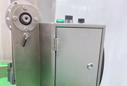 研磨可可豆的工业机器 研磨可可豆的工业机器