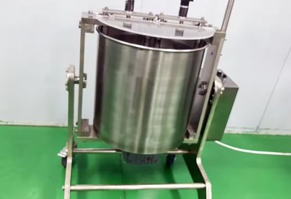 研磨可可豆的工业机器 研磨可可豆的工业机器