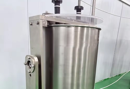 研磨可可豆的工业机器 研磨可可豆的工业机器